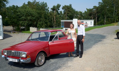 Anne Henk-Hollstein und Dr. Josef Mangold mit einem Ford. Foto: LVR-Freilichtmuseum Kommern, Hans-Theo Gerhards.